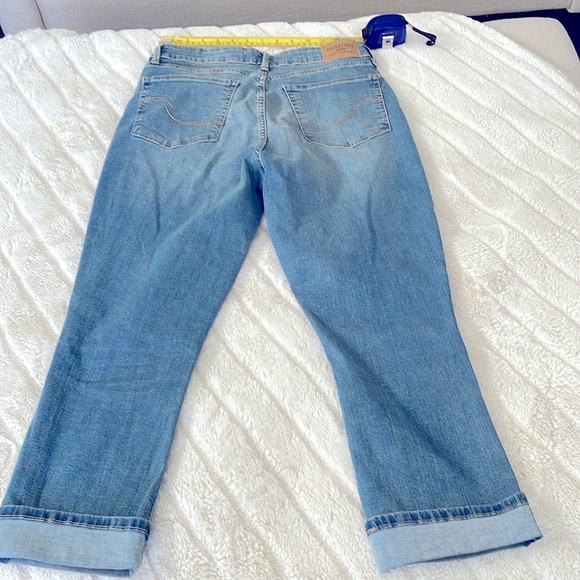 Levi’s midrise capri jeans - Picture 2 of 5